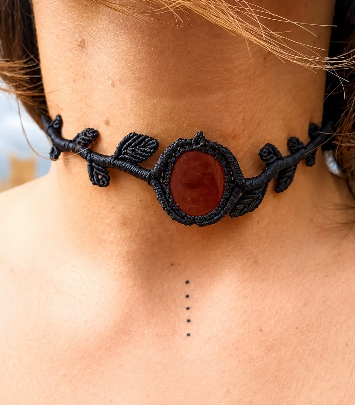 Qué hilo se utiliza en la joyería de macramé y cómo influye en el acabado